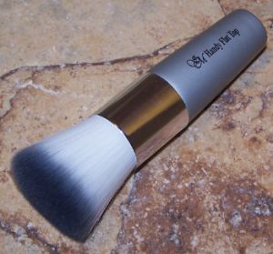 Handy flat top brush to apply mineral cosmetics in Saratov